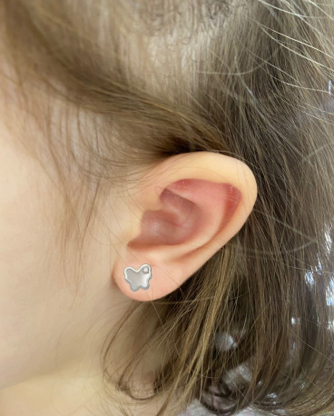 Pendiente mariposa oro blanco 18K con nácar 