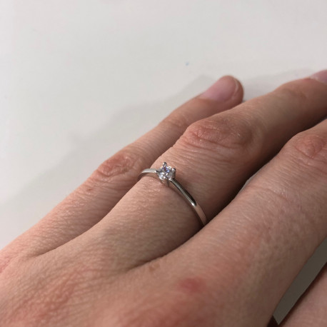 Solitario ¨Noa¨ Oro blanco 18K circonita